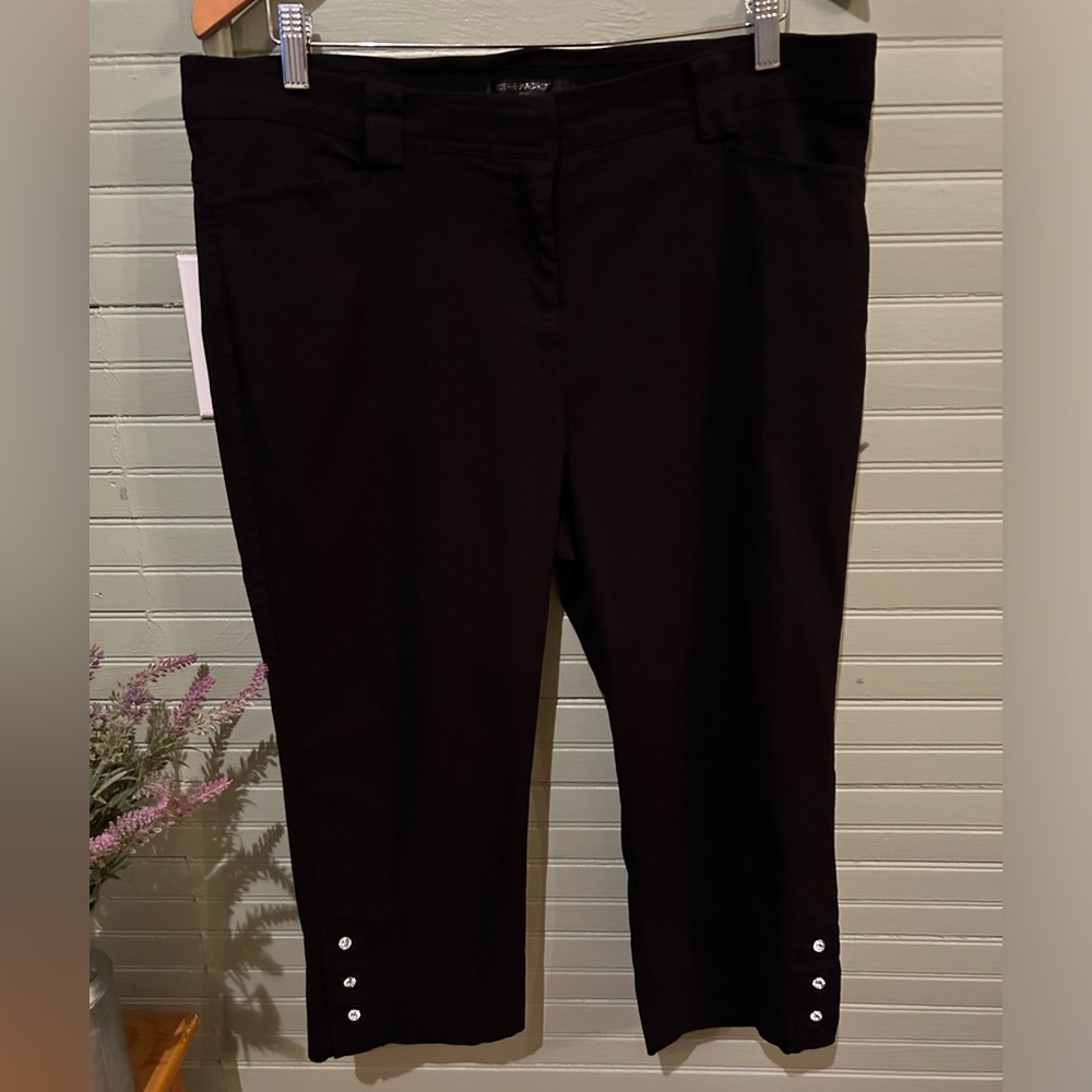 89th & Madison Women's Black Capris with Jewel Accents size 16